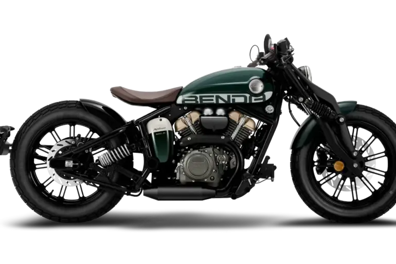 Benda Napoleonbob 250 Motorrad in dunklem Grün und Braun, Seitenansicht, klassische Bobber-Linie, V2-Motor sichtbar.