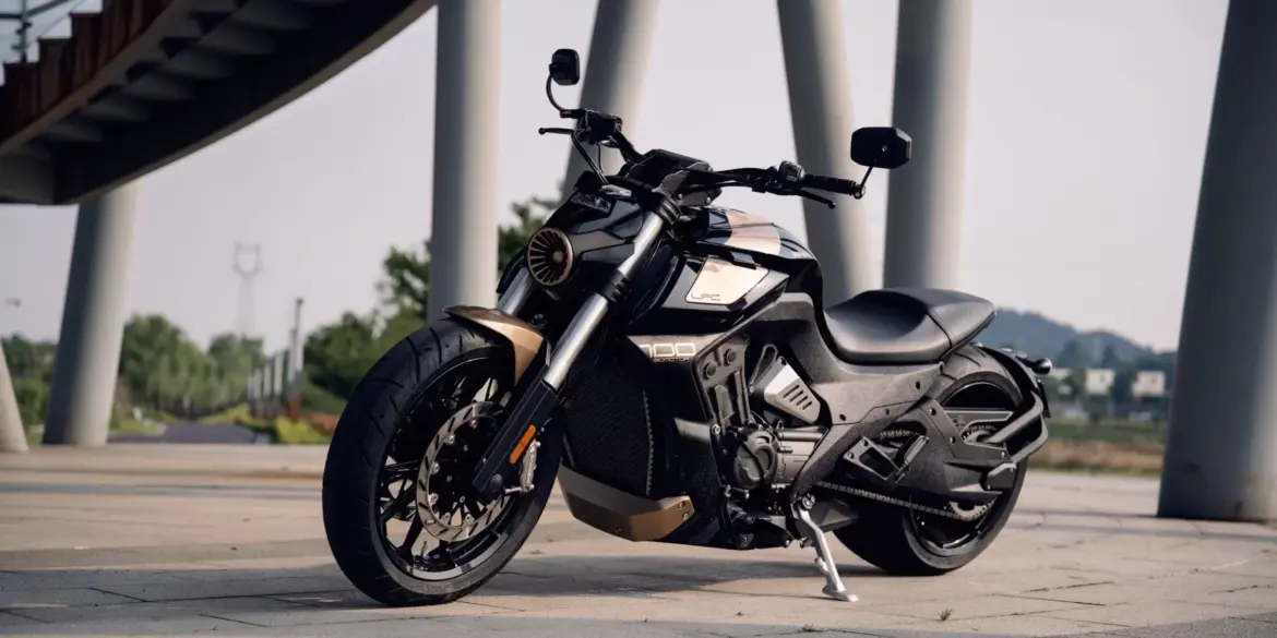 Benda LFC 700 Pro Motorrad mit langem Radstand und auffälligem Design