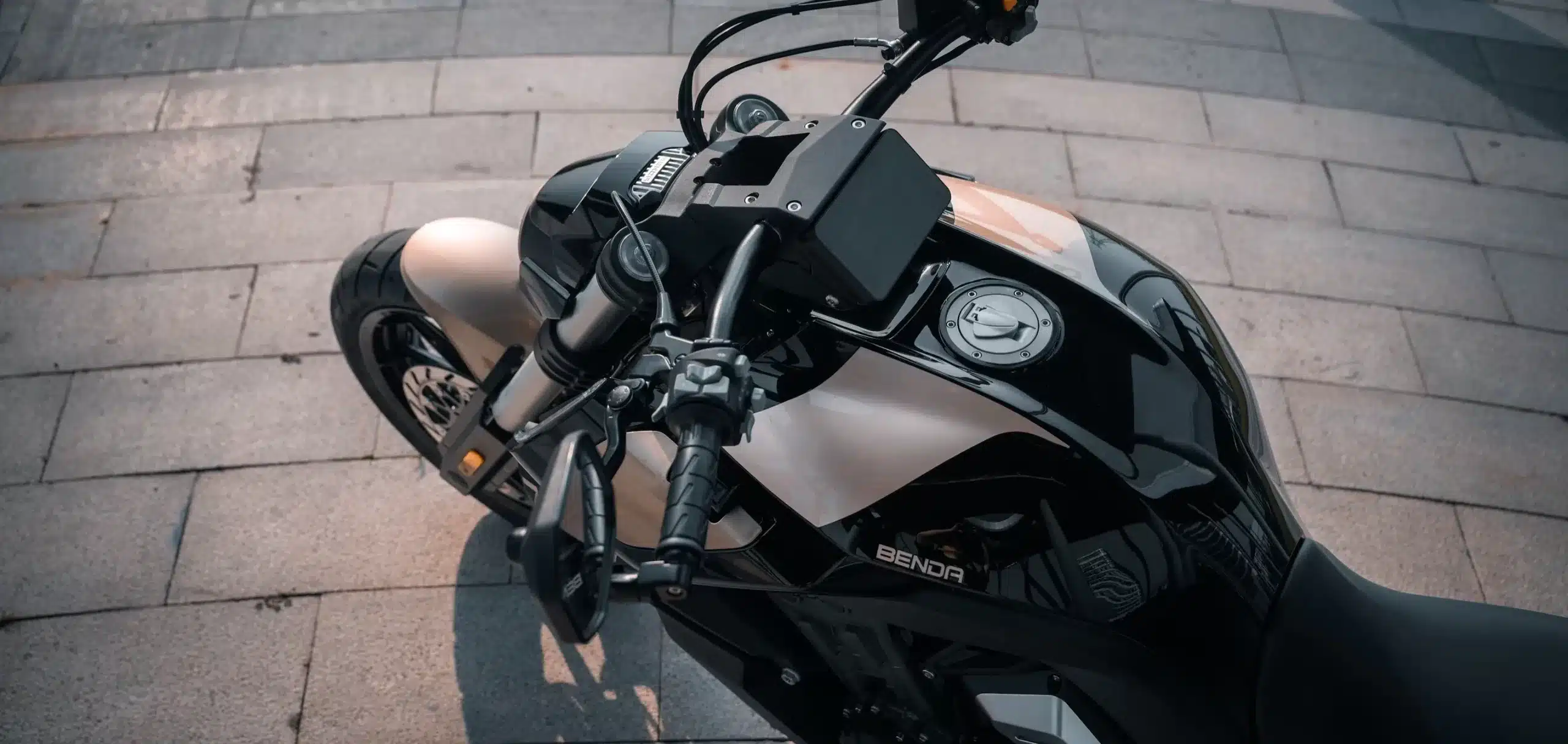 Benda LFC 700 Pro von oben, Fokus auf Lenker, Tank und Cockpit