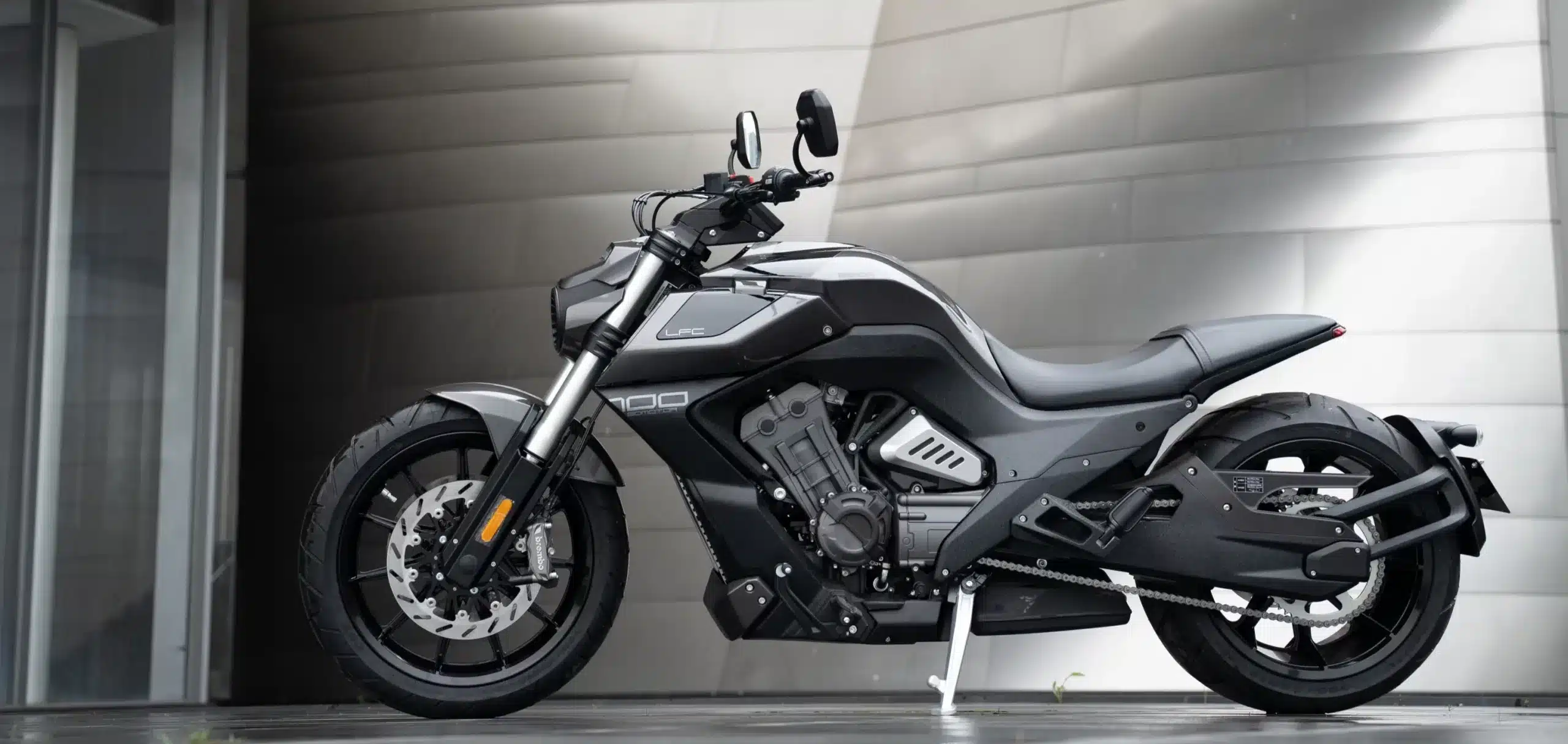 Benda LFC 700 Pro Motorrad in Seitenansicht vor moderner Fassade