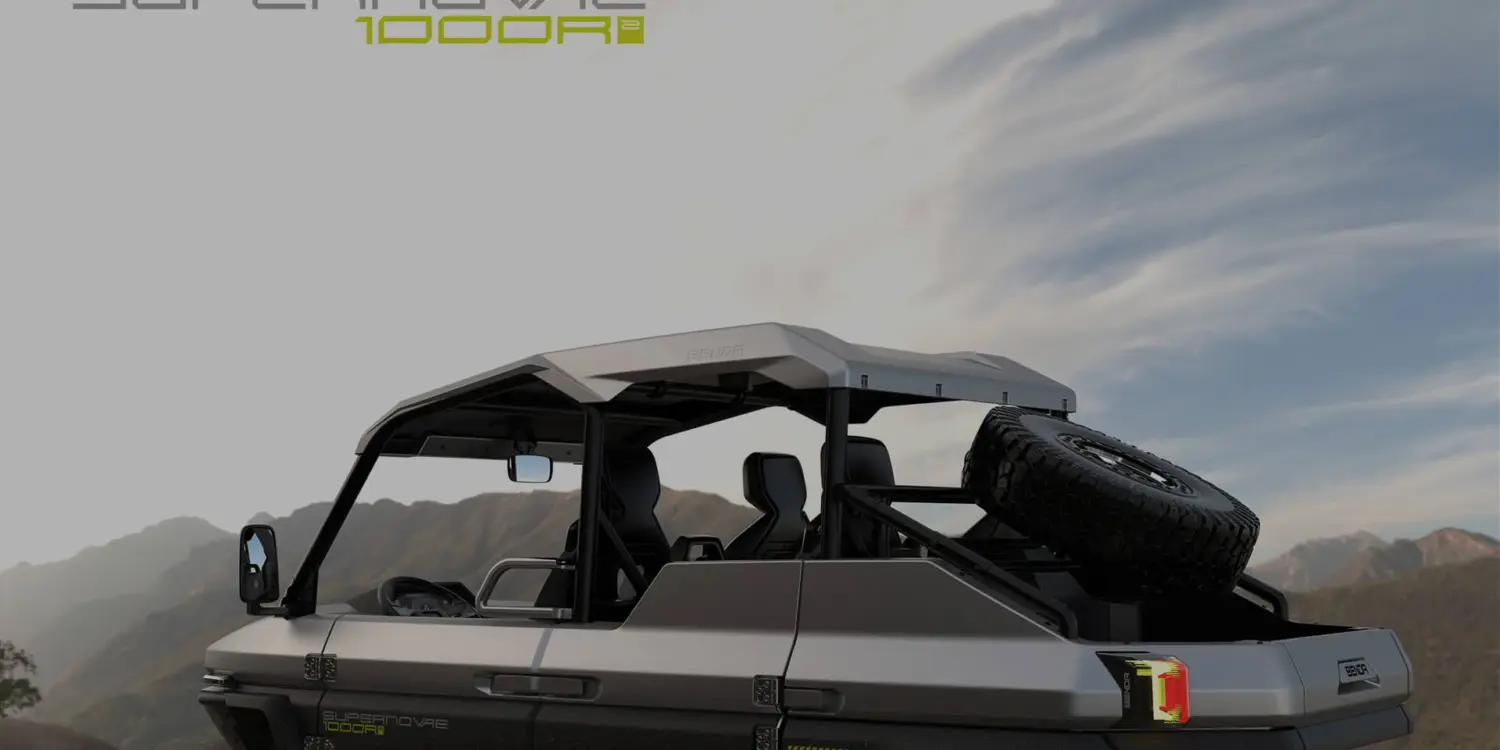 Benda Supernovae 1000 R2 UTV Seitenansicht mit Ersatzrad vor bergiger Landschaft