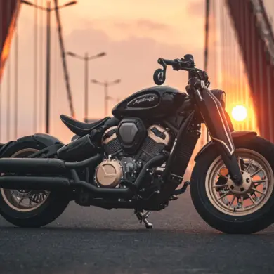 Napoleonbob 500 Motorrad, seitliche Ansicht, stilvoll inszeniert bei Sonnenuntergang auf einer modernen Brücke.