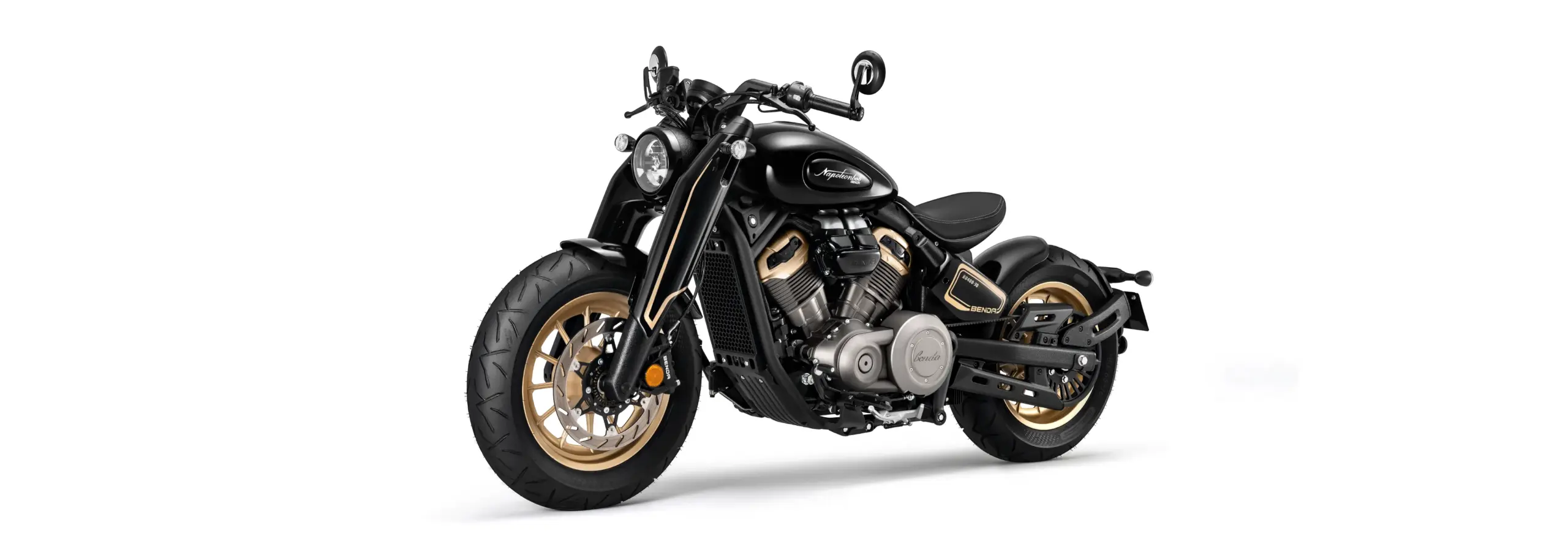 Napoleonbob 500 Bobber Motorrad mit goldenen Felgen und V2-Motor vor weißem Hintergrund