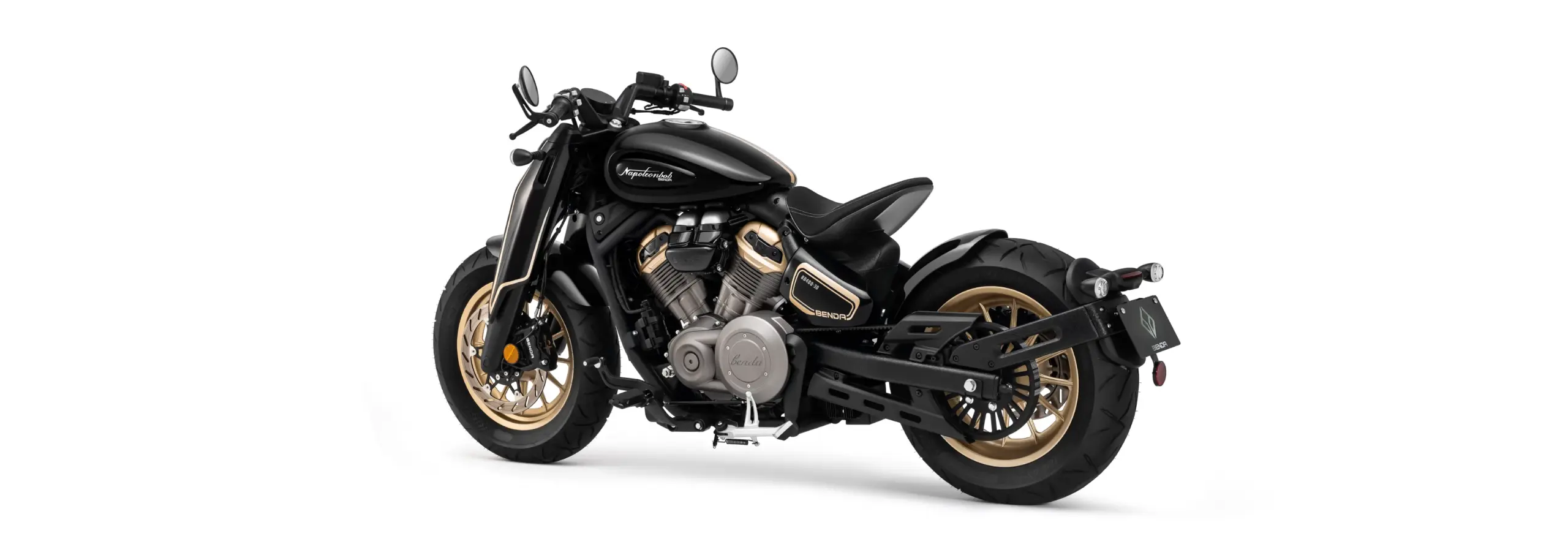 Napoleonbob 500 Bobber-Motorrad mit V2-Motor und Einzel-Sitzbank in Seitenansicht vor weißem Hintergrund.