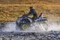ATV Redstone 1000 R2 fährt durch Wasser und zeigt Offroad-Eigenschaften.