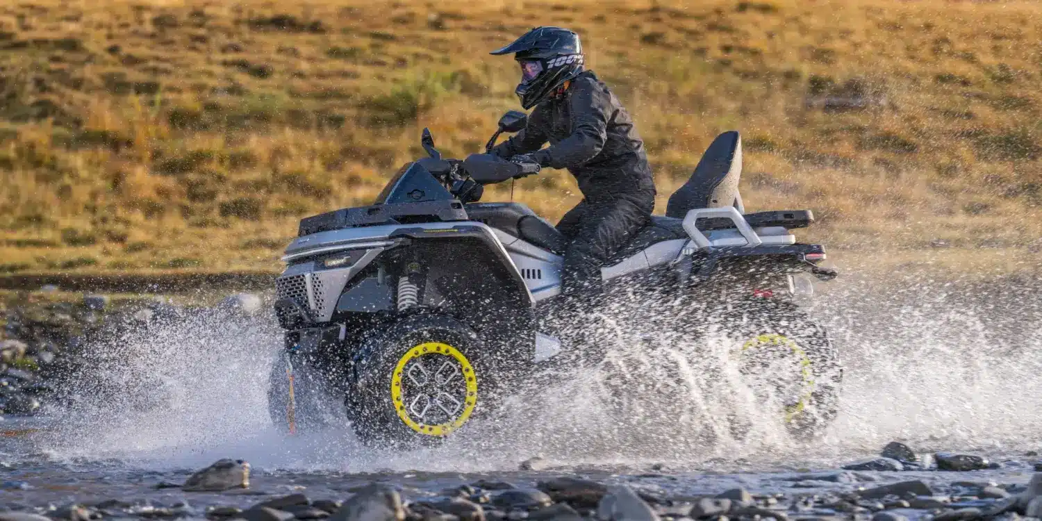 ATV Redstone 1000 R2 fährt durch Wasser und zeigt Offroad-Eigenschaften.
