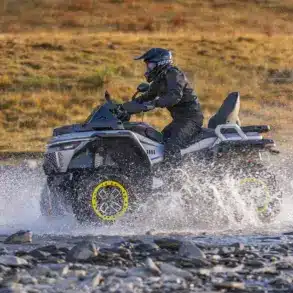 ATV Redstone 1000 R2 fährt durch Wasser und zeigt Offroad-Eigenschaften.