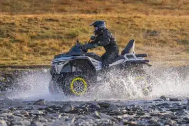 ATV Redstone 1000 R2 fährt durch Wasser und zeigt Offroad-Eigenschaften.