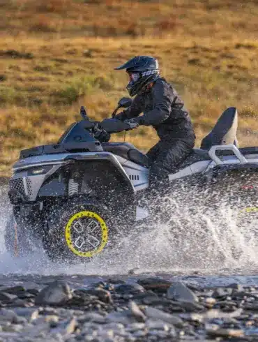ATV Redstone 1000 R2 fährt durch Wasser und zeigt Offroad-Eigenschaften.