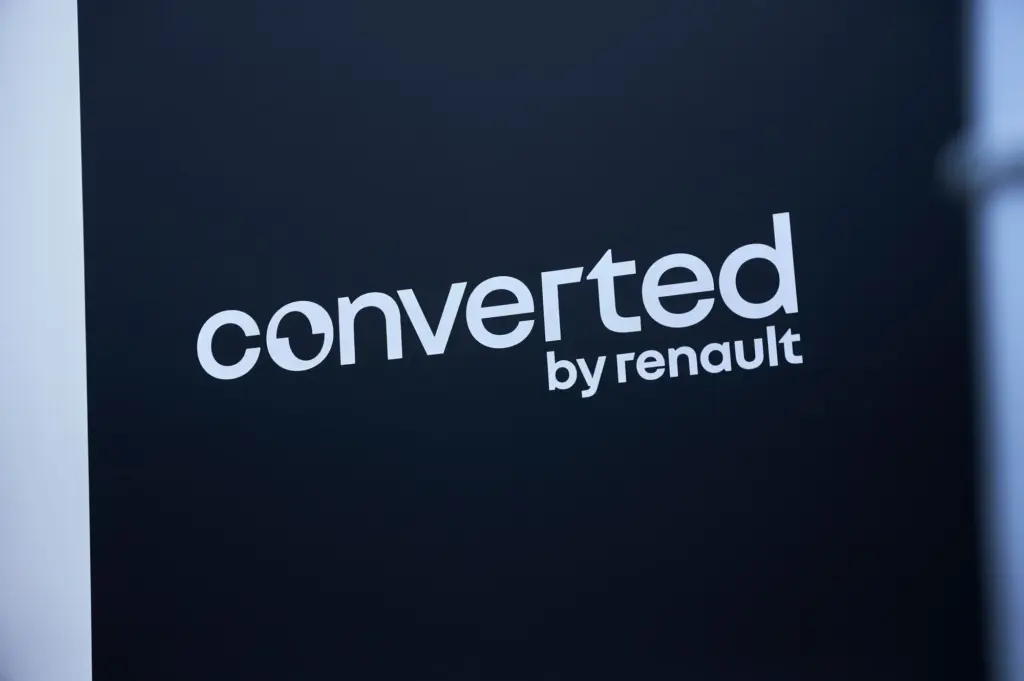 Logo von 'Converted by Renault' auf schwarzem Hintergrund