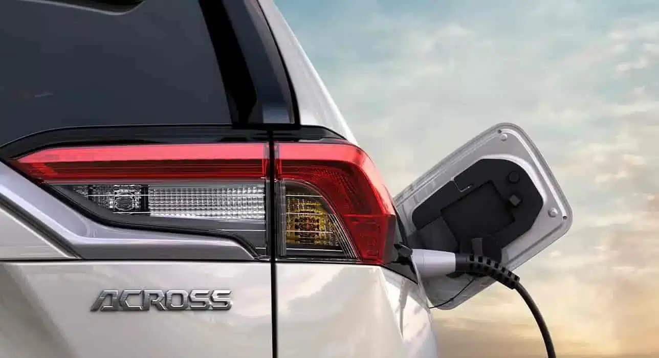 Suzuki Across Plug-in-Hybrid wird über eine Ladesäule aufgeladen, Ansicht des Ladeanschlusses und Rücklichts