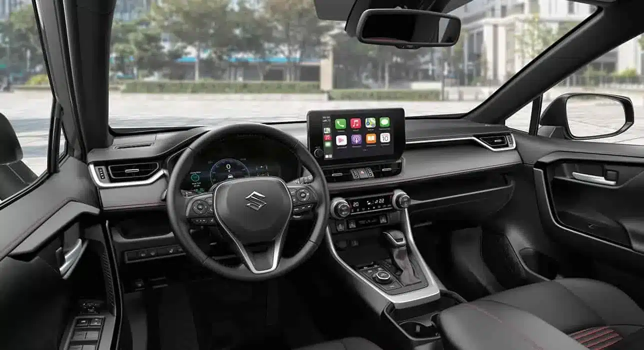 Blick auf das Cockpit und den Innenraum des Suzuki Across mit digitalem Kombiinstrument und großem Touchscreen.