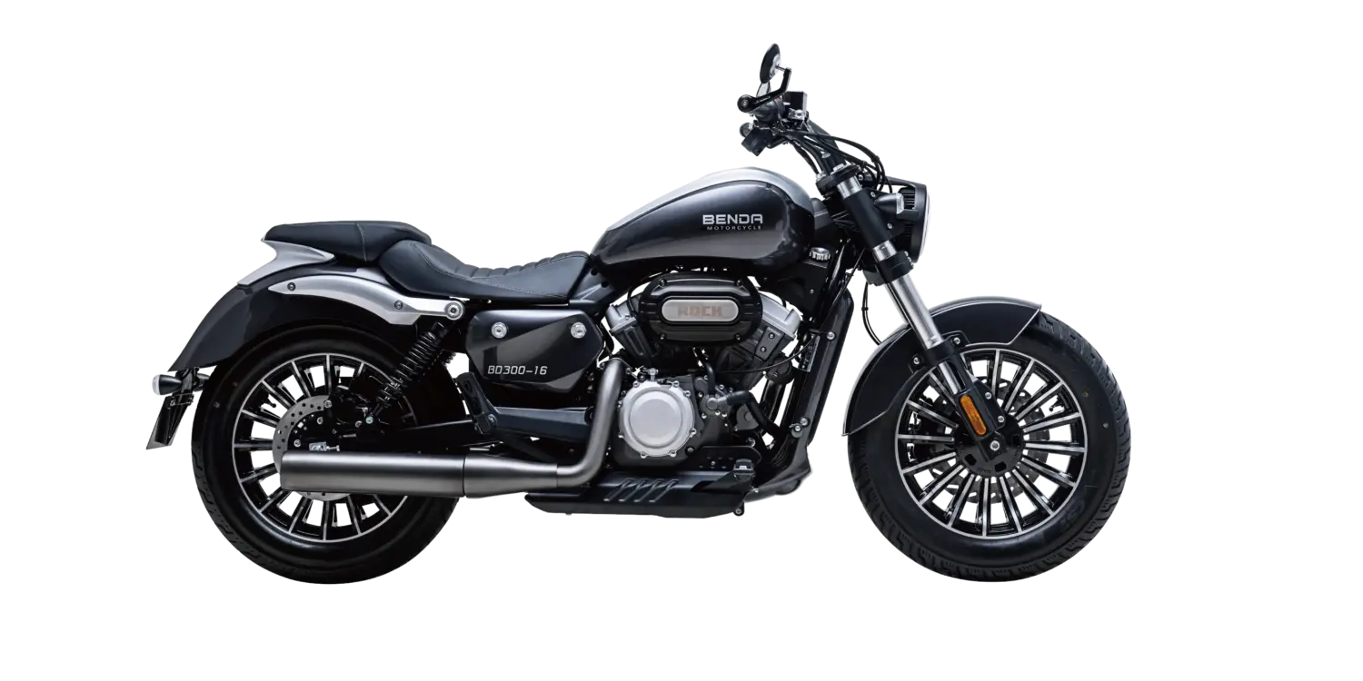 Seitenansicht der Benda Rock 125, einem kantigen 125er-Cruiser-Motorrad mit breiten Reifen, schwarzem Stahlrohrrahmen und V2-Motor.