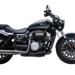 Seitenansicht der Benda Rock 125, einem kantigen 125er-Cruiser-Motorrad mit breiten Reifen, schwarzem Stahlrohrrahmen und V2-Motor.