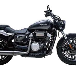 Seitenansicht der Benda Rock 125, einem kantigen 125er-Cruiser-Motorrad mit breiten Reifen, schwarzem Stahlrohrrahmen und V2-Motor.