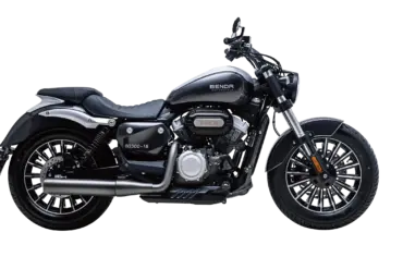 Seitenansicht der Benda Rock 125, einem kantigen 125er-Cruiser-Motorrad mit breiten Reifen, schwarzem Stahlrohrrahmen und V2-Motor.