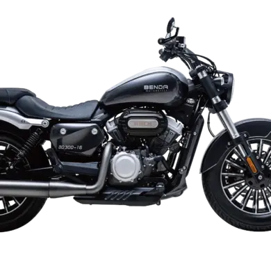Seitenansicht der Benda Rock 125, einem kantigen 125er-Cruiser-Motorrad mit breiten Reifen, schwarzem Stahlrohrrahmen und V2-Motor.
