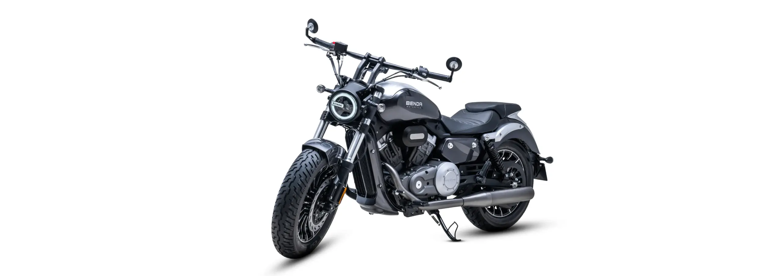 Benda Rock 125 Motorrad in Studioaufnahme, Ansicht schräg von vorn links, modernes Cruiser-Design mit breiten Reifen und muskulösem Auftritt.