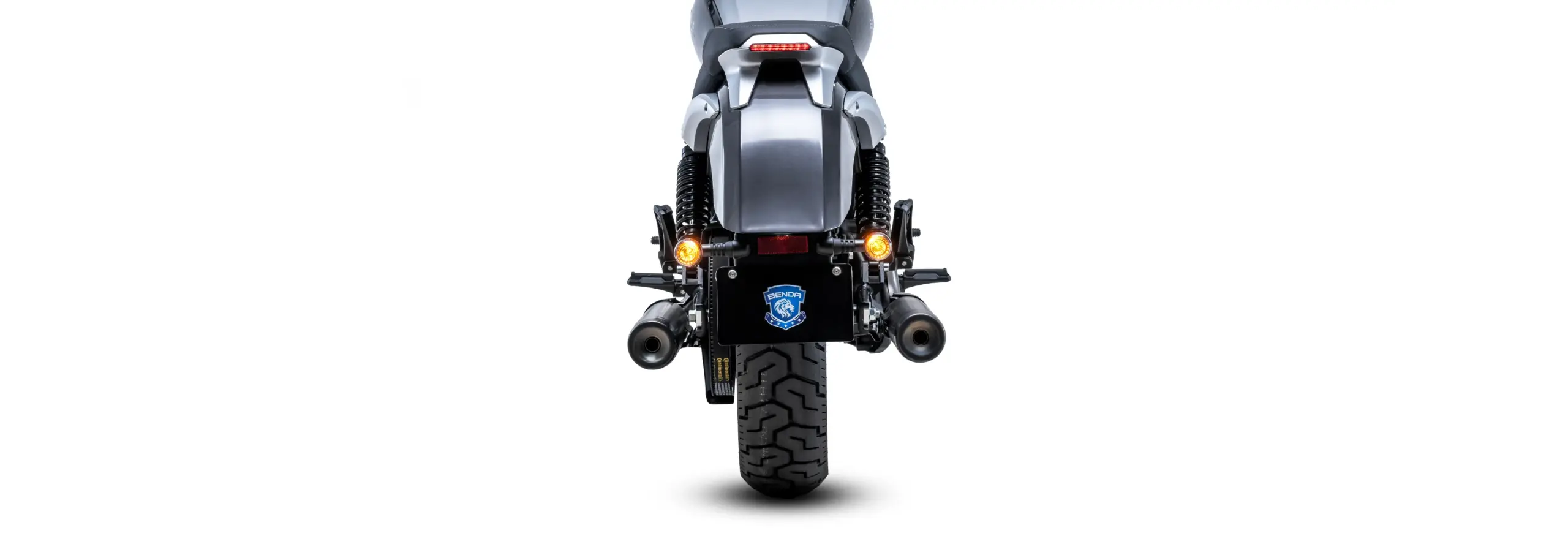 Rock 125 Motorrad von hinten mit breitem Hinterreifen und zwei Auspuffanlagen