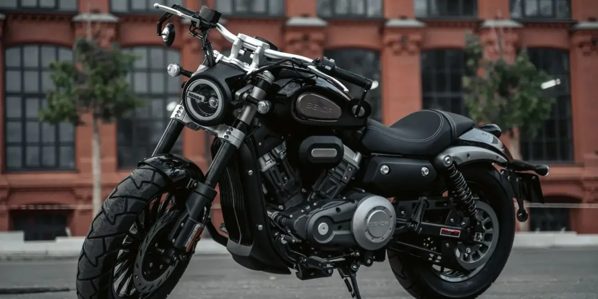 Benda Chinchilla 125 Motorrad in schwarz, geparkt vor einem roten Backsteingebäude.