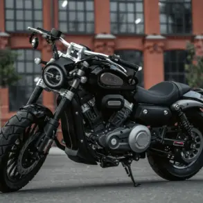Benda Chinchilla 125 Motorrad in schwarz, geparkt vor einem roten Backsteingebäude.