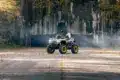 REDSTONE 550 R2 ATV auf einer Straße vor einem Tunnel im Freien, umgeben von Herbstlaub.