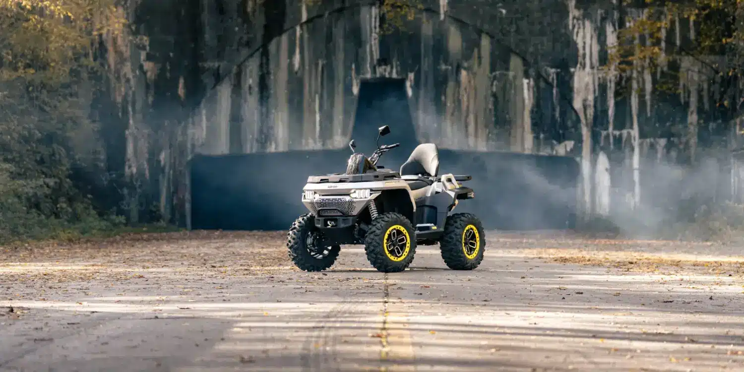 REDSTONE 550 R2 ATV auf einer Straße vor einem Tunnel im Freien, umgeben von Herbstlaub.