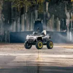 REDSTONE 550 R2 ATV auf einer Straße vor einem Tunnel im Freien, umgeben von Herbstlaub.