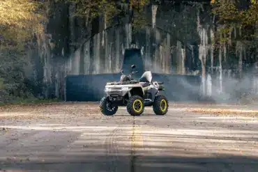 REDSTONE 550 R2 ATV auf einer Straße vor einem Tunnel im Freien, umgeben von Herbstlaub.