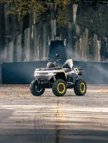 REDSTONE 550 R2 ATV auf einer Straße vor einem Tunnel im Freien, umgeben von Herbstlaub.