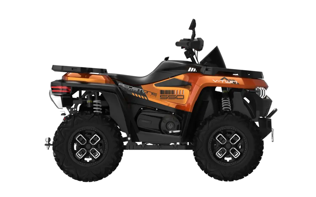 Redstone 550 ATV in orange, Seitenansicht, modernes geländegängiges All-Terrain-Fahrzeug mit V-Twin-Motor.