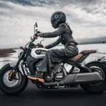 Fahrerin auf einer Dark Flag 500 Commander mit V4-Motor beim entspannten Cruisen auf offener Straße.