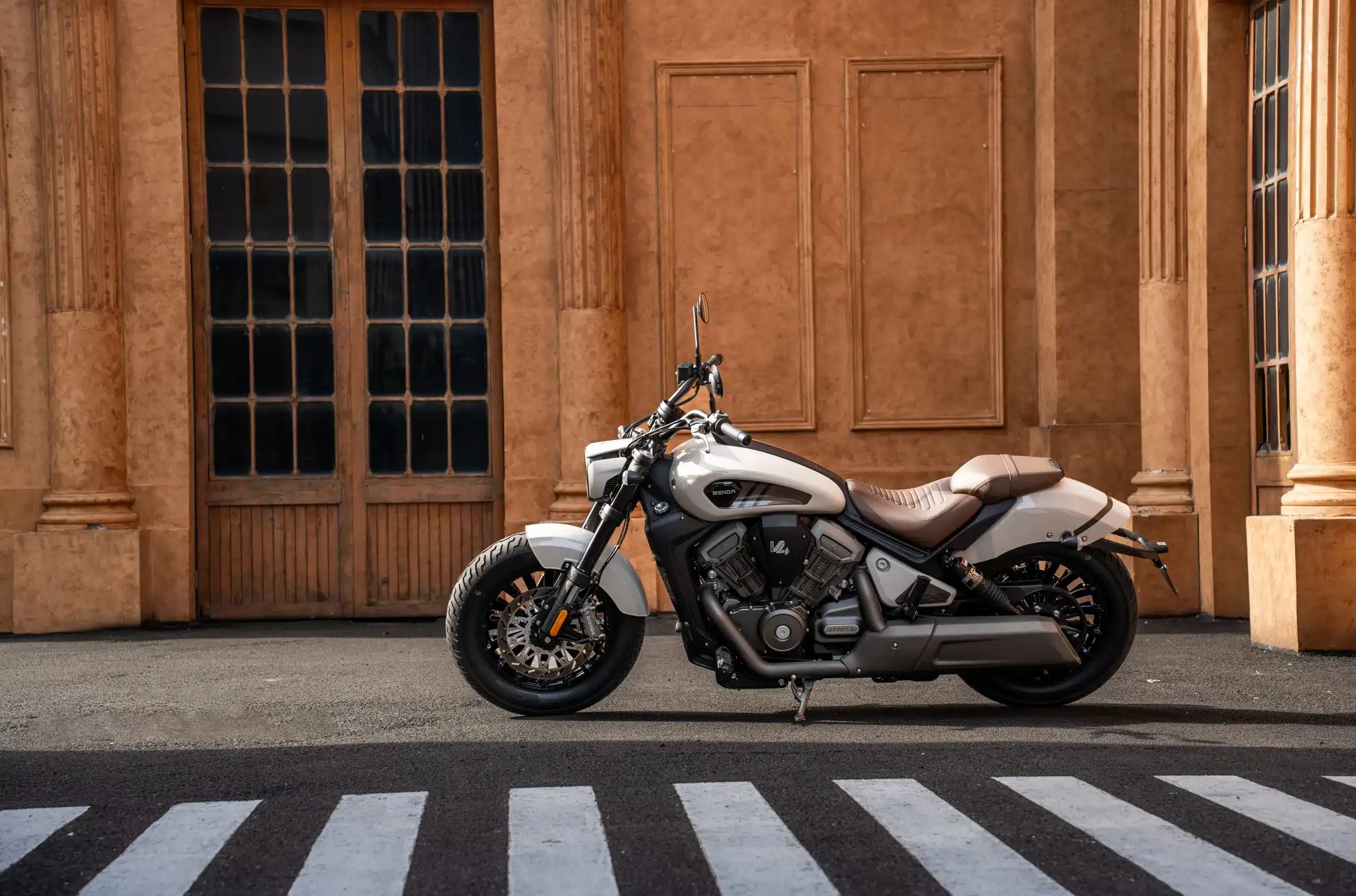 Dark Flag 500 Commander Motorrad mit V4-Motor, seitliche Ansicht vor einem Gebäude