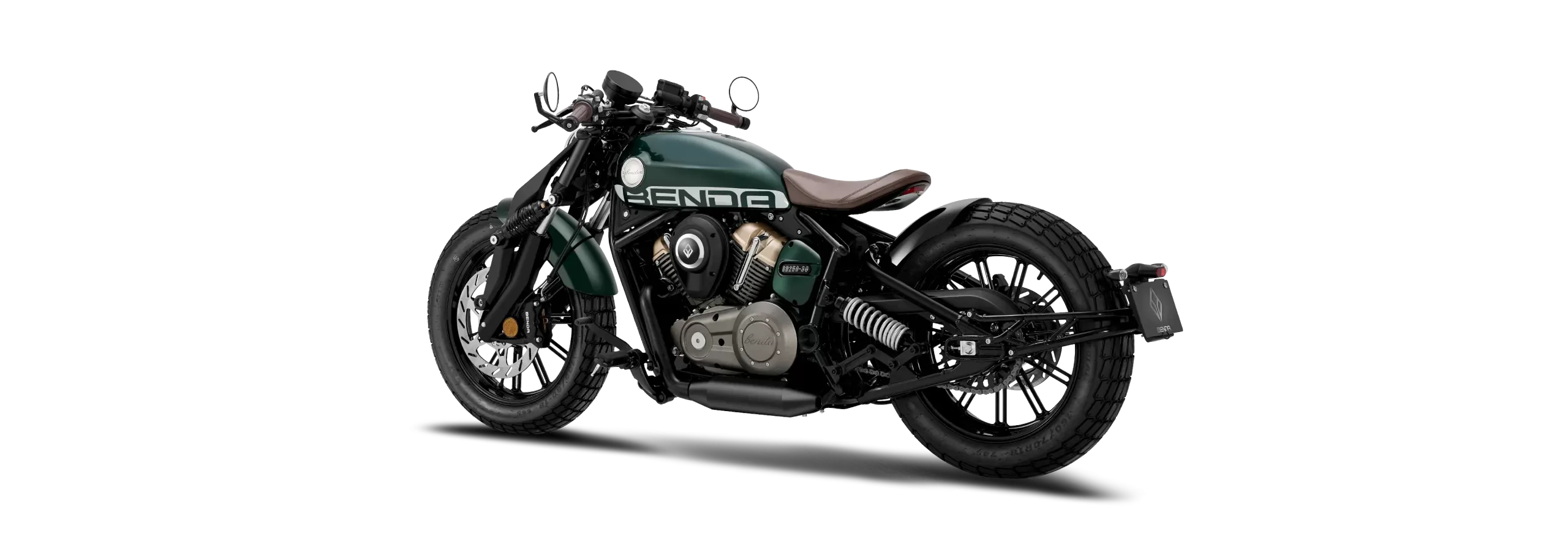 Die Benda Napoleonbob 125 in Seitenansicht, Motorrad mit tiefem Sitz, breiten Reifen und markantem V2-Motor.