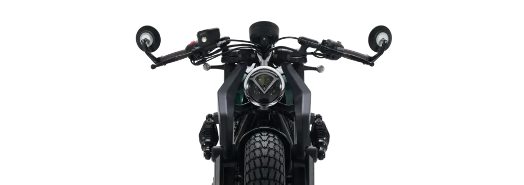 Benda Napoleonbob 125 von vorne, zeigt breiten Lenker, LED-Scheinwerfer und die einzigartige Bobber-Optik.