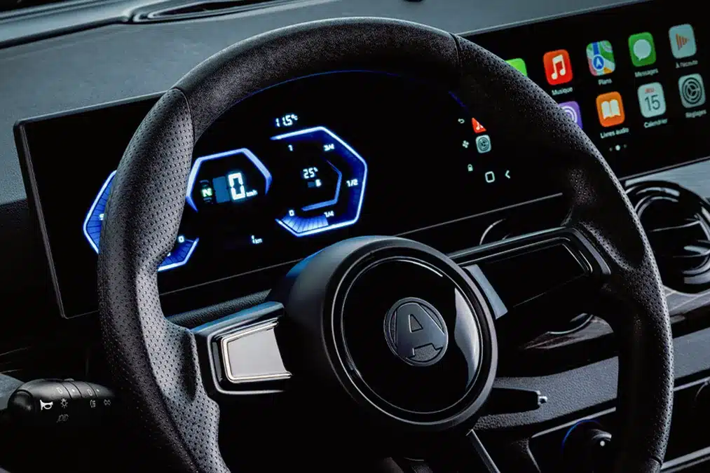 Nahaufnahme des digitalen Cockpits und Lenkrads im Aixam E Coupé GTi