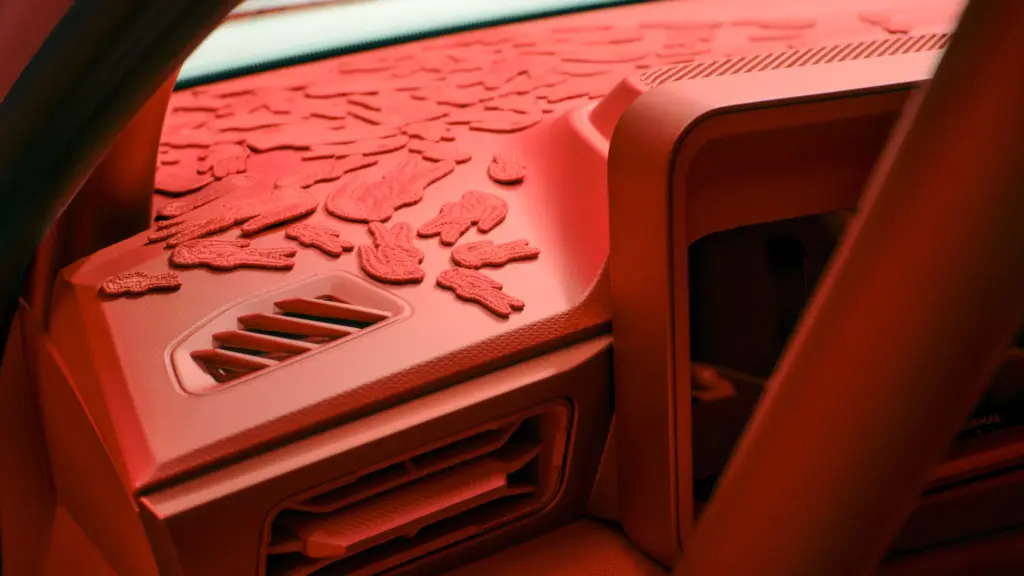 Rotes Armaturenbrett der Alpine Lacoste A290 Rallye mit zahlreichen Krokodil-Applikationen im Detail