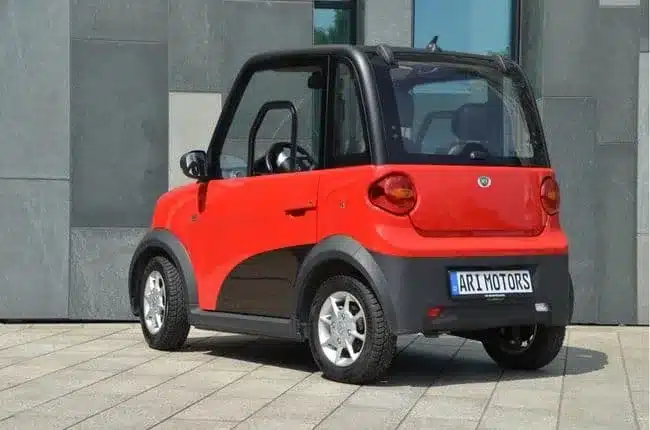 ARI 802 in Rot mit schwarzem Dach vor einem grauen Gebäude