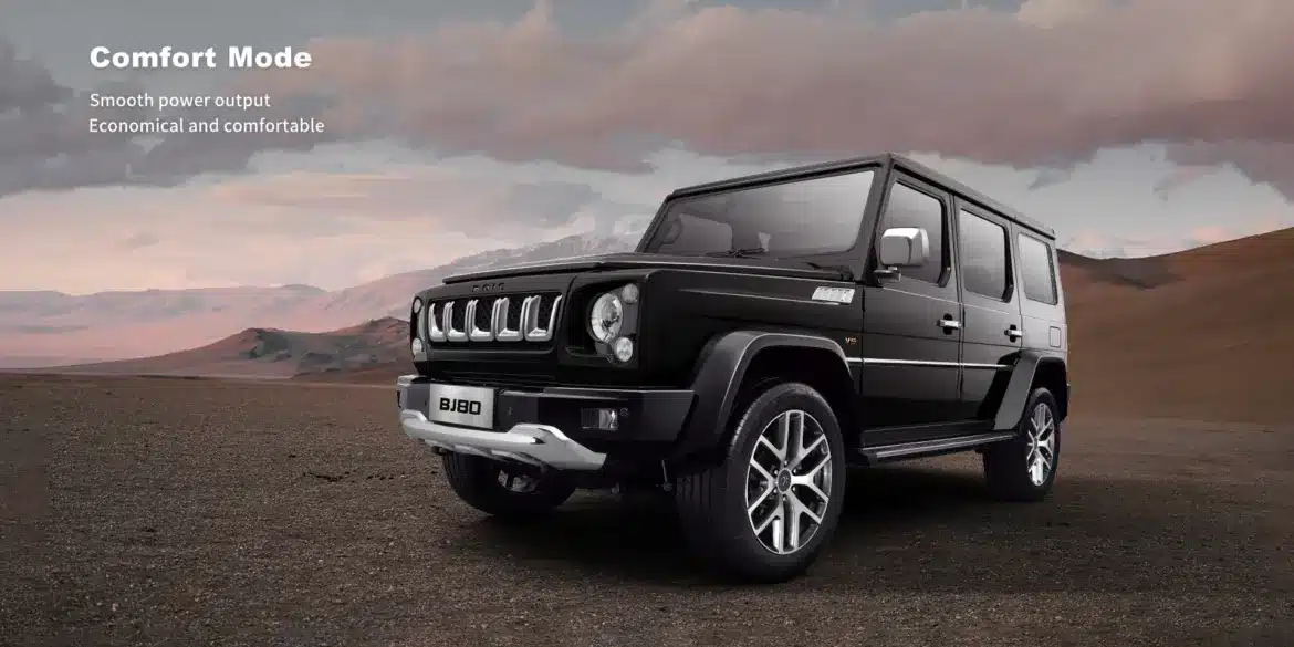 Schwarzer BAIC BJ80 SUV steht auf offener Landschaft mit Bergen und bewölktem Himmel im Hintergrund.