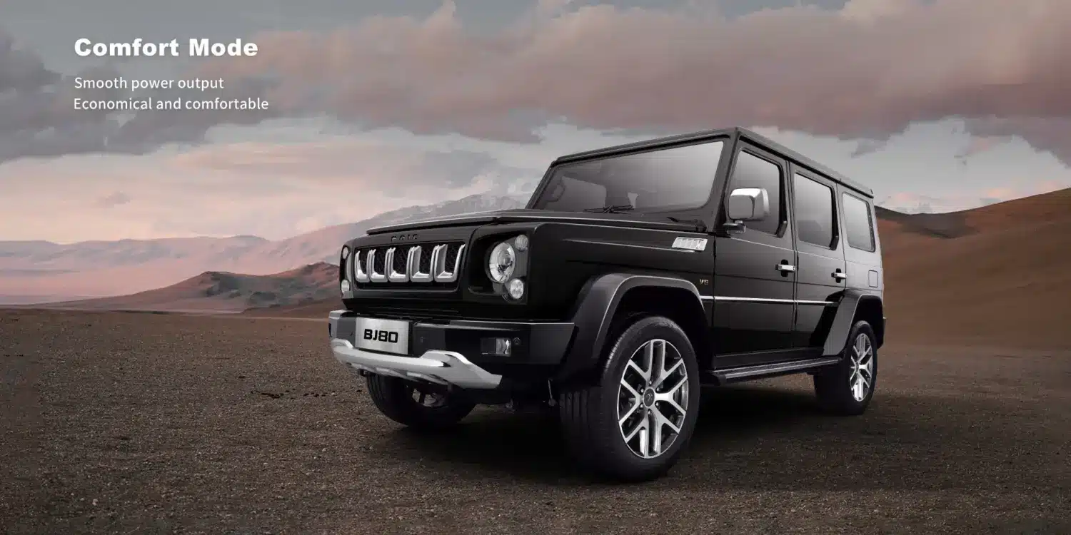 Schwarzer BAIC BJ80 SUV steht auf offener Landschaft mit Bergen und bewölktem Himmel im Hintergrund.