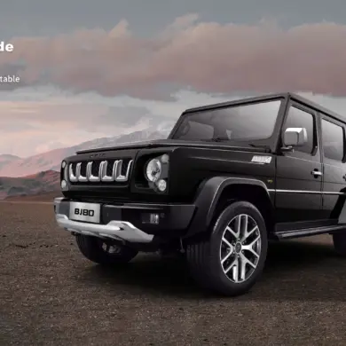 Schwarzer BAIC BJ80 SUV steht auf offener Landschaft mit Bergen und bewölktem Himmel im Hintergrund.