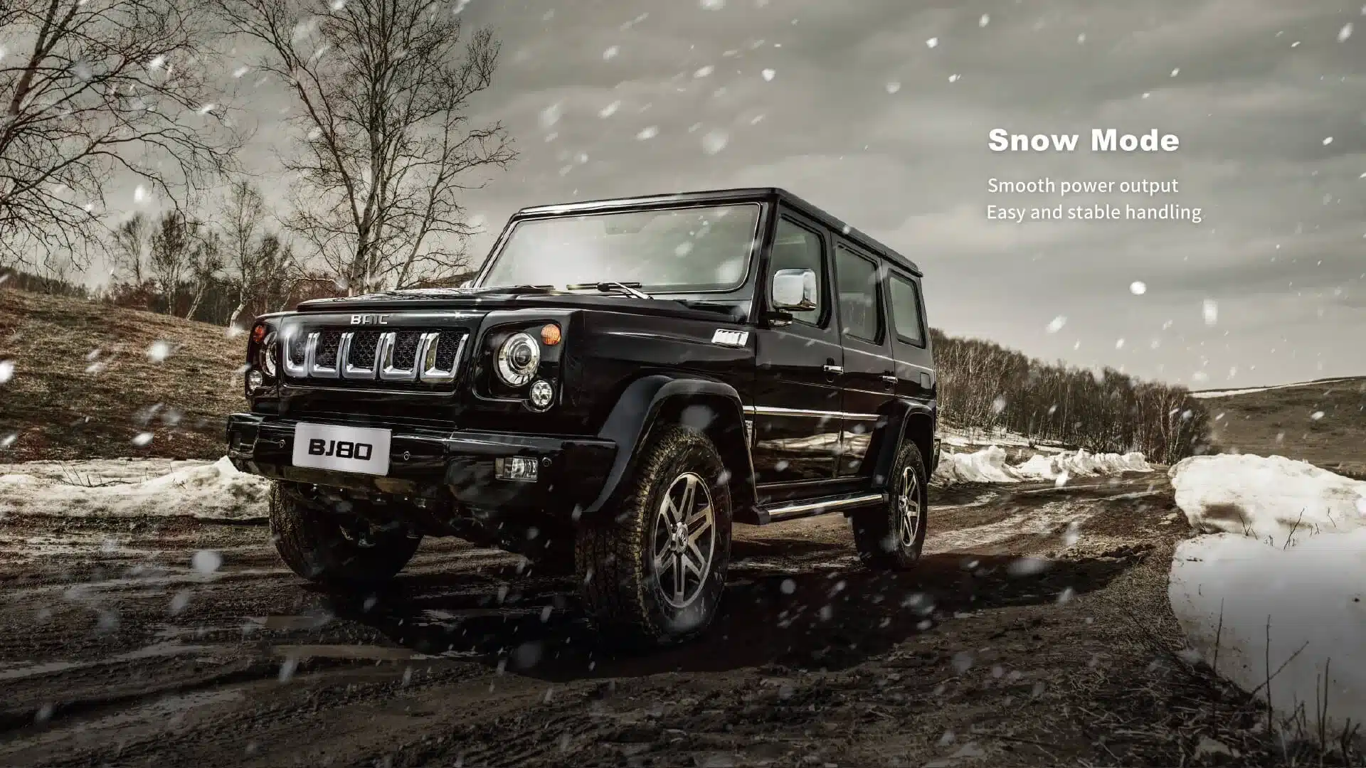 BAIC BJ80 fährt auf schlammigem Gelände mit Schneefall im Schneemodus.