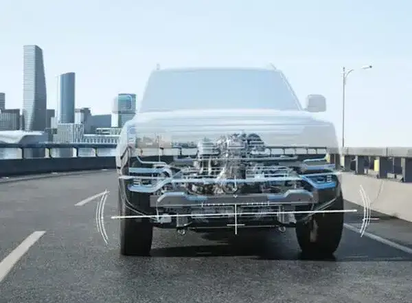 Frontansicht eines BYD Shark 6 Pickups mit transparenter Darstellung des Hybrid-Antriebsstrangs und Fahrwerks