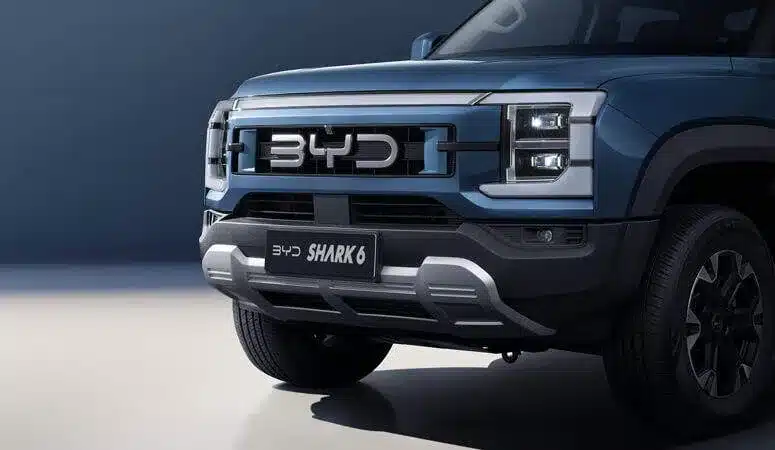 Frontpartie des blauen BYD Shark 6 Pickups mit großem BYD-Logo und robustem Stoßfänger.