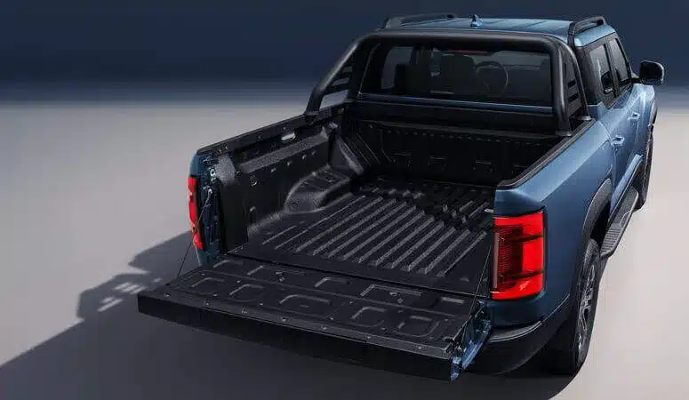 Offene Ladefläche eines blauen BYD Shark 6 Pickups mit heruntergeklappter Heckklappe, Aufnahme von schräg hinten