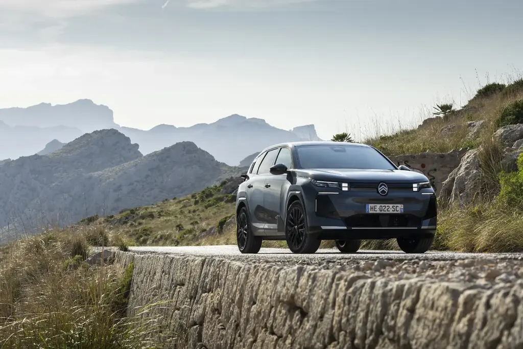Citroën C5 Aircross 230 Long Range in dunkler Lackierung auf einer kurvenreichen Bergstraße mit Naturkulisse.