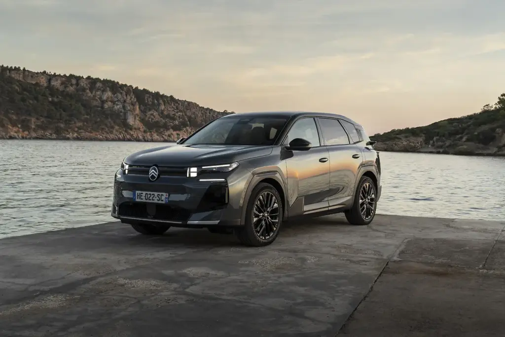 Citroën C5 Aircross 230 Long Range steht auf einem Steg vor Wasser und Felsen im Hintergrund.