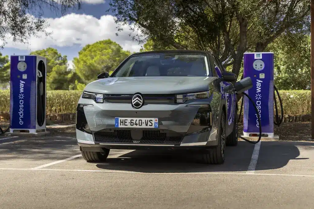 Frontansicht des Citroën C5 Aircross 230 Long Range beim Ladevorgang an einer Schnellladestation