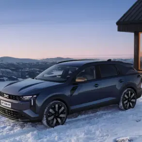 Dacia Striker bei Sonnenuntergang in verschneiter Berglandschaft vor moderner Hütte