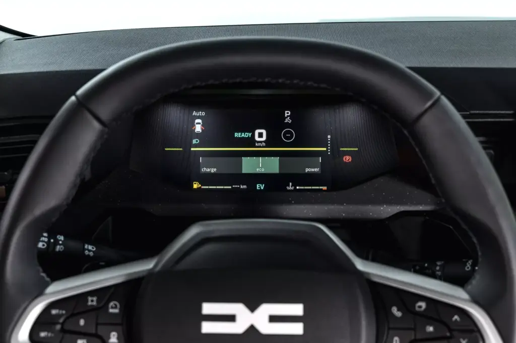 Digitales Cockpit-Display im Dacia Striker hinter dem Lenkrad